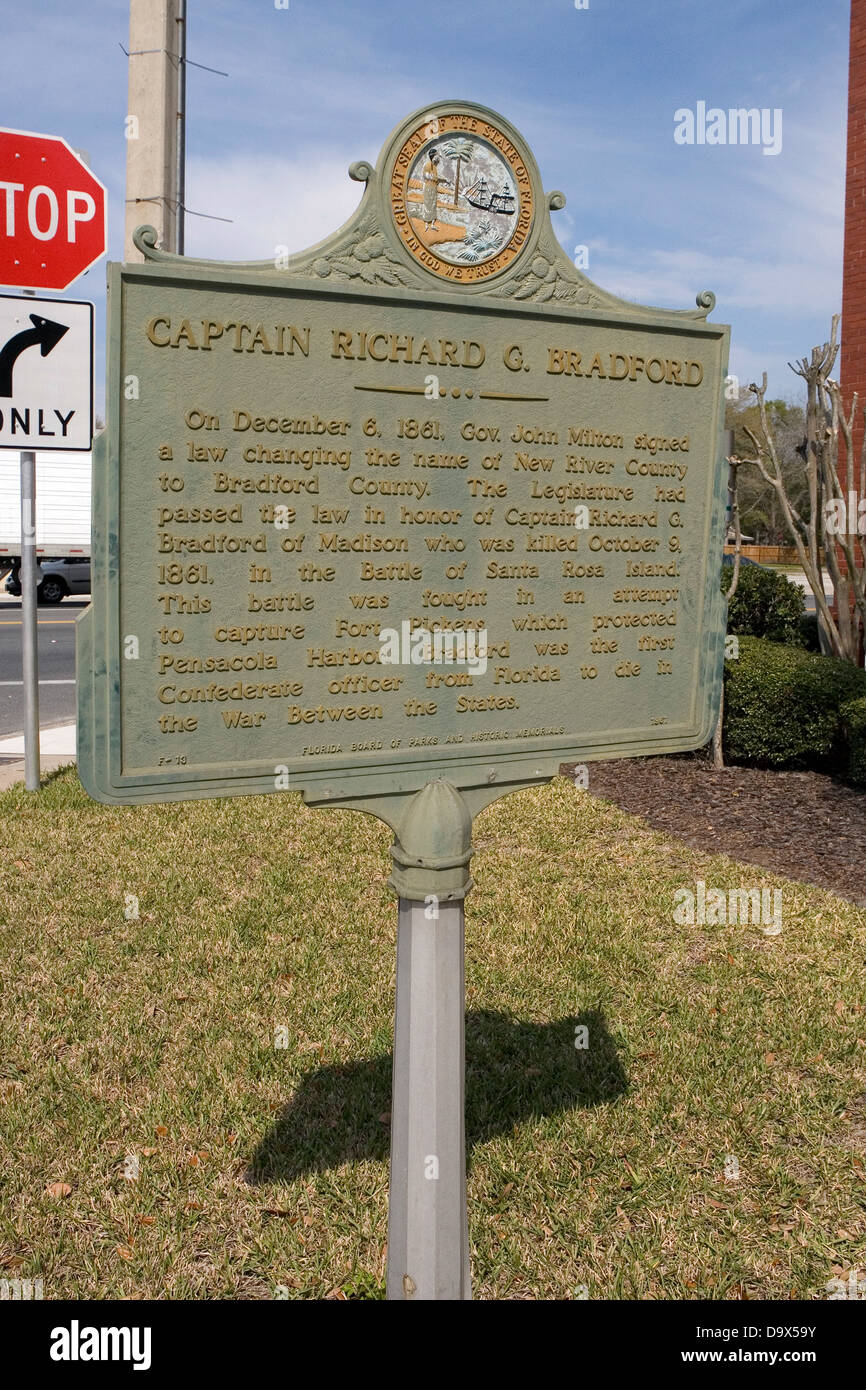 Le capitaine RICHARD G. Bradford le 6 décembre 1861, Gov. John Milton a signé une loi modifiant le nom de New River Comté de Bradford Comté. Le législateur a adopté la loi en l'honneur du Capitaine Richard G. Bradford de Madison qui a été tué le 9 octobre 1861, dans la bataille de Santa Rosa Island. Cette bataille a été menée dans une tentative de capturer Fort Pickens qui protège le port de Pensacola. Bradford a été le premier officier confédéré de la Floride à mourir dans la guerre entre les États. Florida Commission des parcs et des monuments historiques, 1961 Banque D'Images Le capitaine RICHARD G. Bradford le 6 décembre 1861, Gov. John Milton a signé une loi modifiant le nom de New River Comté de Bradford Comté. Le législateur a adopté la loi en l'honneur du Capitaine Richard G. Bradford de Madison qui a été tué le 9 octobre 1861, dans la bataille de Santa Rosa Island. Cette bataille a été menée dans une tentative de capturer Fort Pickens qui protège le port de Pensacola. Bradford a été le premier officier confédéré de la Floride à mourir dans la guerre entre les États. Florida Commission des parcs et des monuments historiques, 1961 Banque D'Images