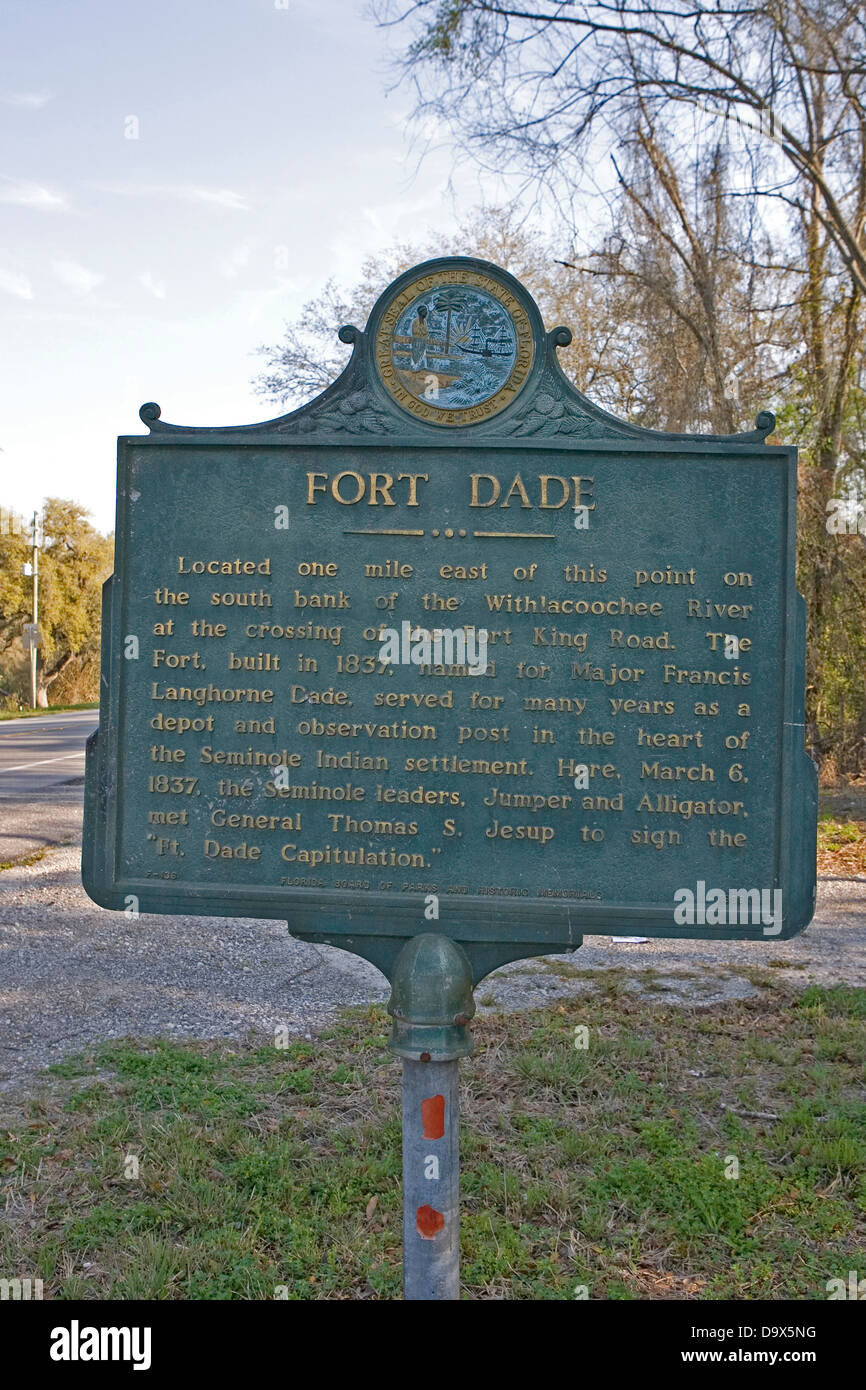 FORT DADE situé à un mille à l'est de ce point sur la rive sud de la rivière Withlacoochee au croisement de la Fort King Road. Le fort, construit en 1837, nommé pour le grand Francis Langhorne Dade, a servi pendant de nombreuses années comme un dépôt et le poste d'observation au cœur de l'établissement indien Seminole. Ici, le 6 mars 1837, les chefs séminoles, Cavalier et Alligator, rencontré le général Thomas S. Jesup pour signer le 'Ft. Capitulation de Dade en Floride." Commission des parcs et des monuments historiques, 1966 Banque D'Images FORT DADE situé à un mille à l'est de ce point sur la rive sud de la rivière Withlacoochee au croisement de la Fort King Road. Le fort, construit en 1837, nommé pour le grand Francis Langhorne Dade, a servi pendant de nombreuses années comme un dépôt et le poste d'observation au cœur de l'établissement indien Seminole. Ici, le 6 mars 1837, les chefs séminoles, Cavalier et Alligator, rencontré le général Thomas S. Jesup pour signer le 'Ft. Capitulation de Dade en Floride." Commission des parcs et des monuments historiques, 1966 Banque D'Images