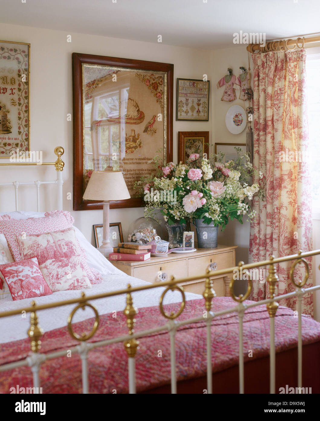 Courtepointe rose et toile de Jouy coussins sur un lit double en laiton en  chalet chambre avec échantillons encadrée et toile-de-Jouy rideaux Photo  Stock - Alamy