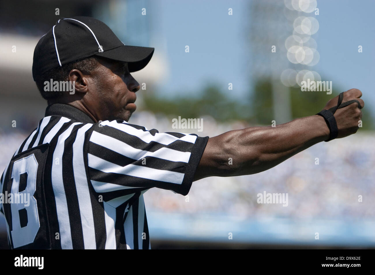 Retour juge arbitre Virgil Valdez à Kenan Memorial Stadium à Chapel Hill, NC le 15 septembre 2007 Banque D'Images