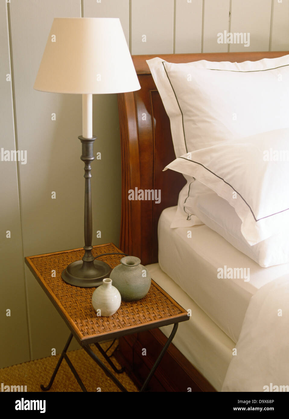 Sur la lampe de chevet en rotin table à côté d'un lit bateau, avec des  oreillers et du linge de lit blanc Photo Stock - Alamy