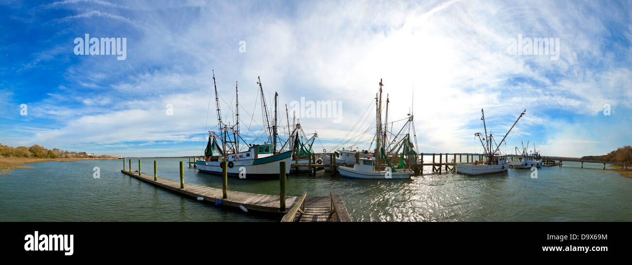 Panorama 180 degrés de vieux bateaux de pêche Banque D'Images