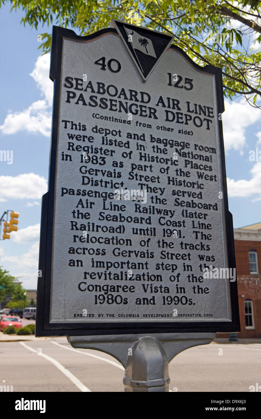 SEABOARD AIR LINE DEPOT ce dépôt et salle des bagages ont été inscrits dans le Registre national des lieux historiques en 1983 dans le cadre de l'Ouest Gervais Street Historic District. Ils ont servi les passagers sur le Seaboard Air Line Railway (plus tard le Seaboard Coast Line Railroad) jusqu'en 1991. Le déplacement de la voie ferrée à travers Gervais Street a été une étape importante dans la revitalisation de l'Congaree Vista dans les années 1980 et 1990. Érigée par la Columbia Development Corporation, 2003 Banque D'Images