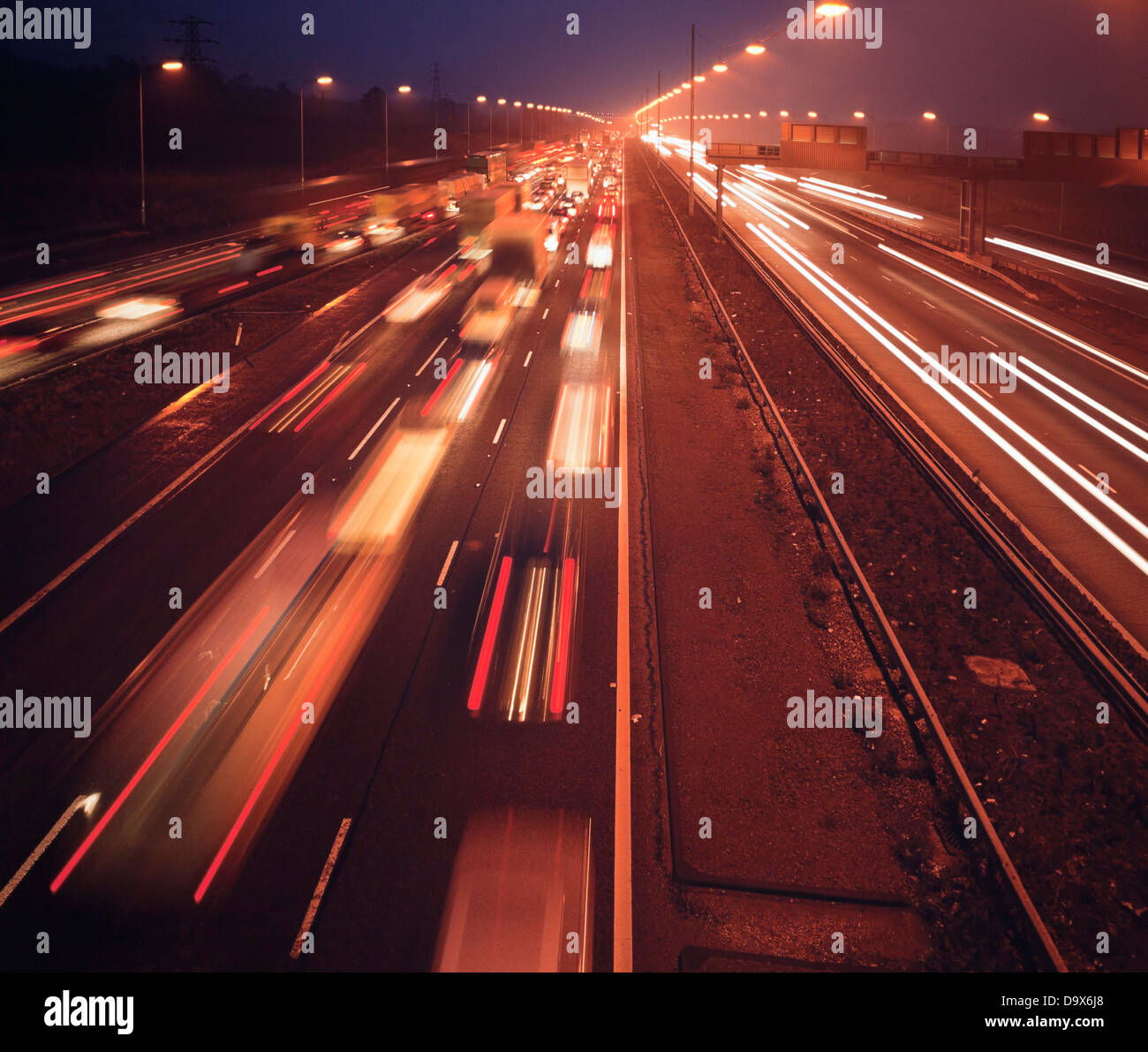 Le trafic de banlieue d'autoroute sur l'autoroute M1 dans la nuit ou en fin de soirée, UK Banque D'Images