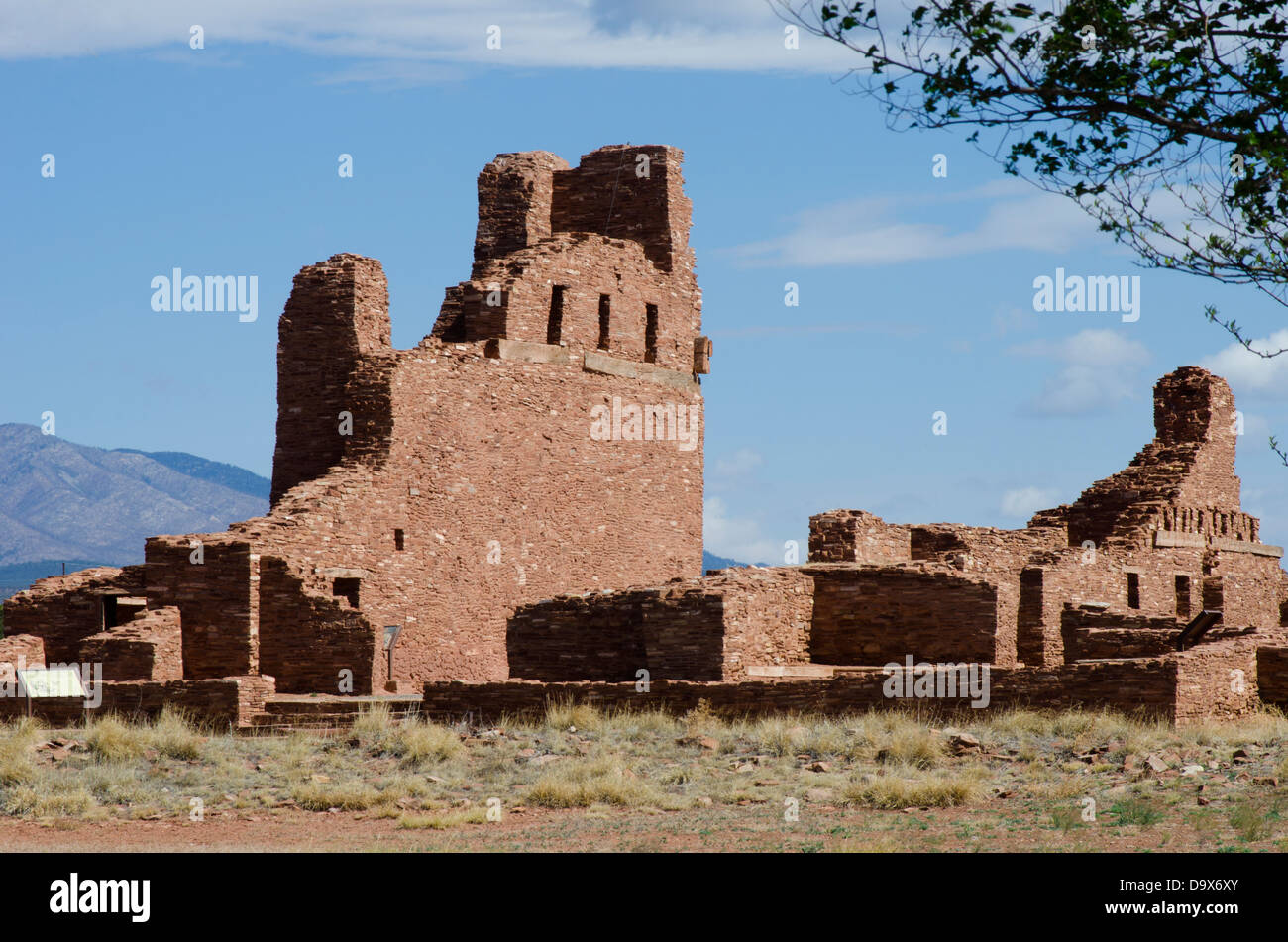 La Mission San Gregorio de Abo se dresse sur un terrain herbeux, à la base du Manzano Mountains dans le centre du Nouveau-Mexique. Banque D'Images