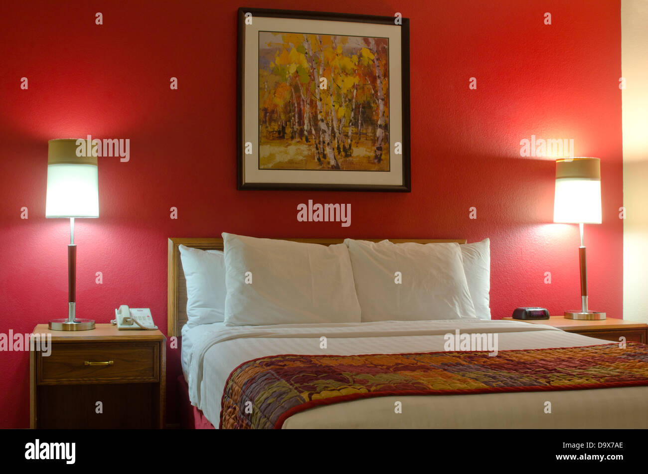 Une chambre d'hôtel milieu de gamme avec un lit tout frais, un bon éclairage et dynamique, la couleur des murs est présenté dans cette image. Banque D'Images