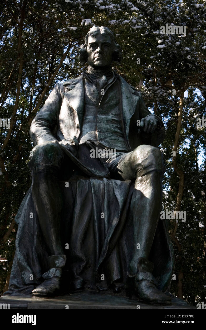 Statue de Thomas Jefferson assis, Université de Virginie à Charlottesville, VA. Banque D'Images