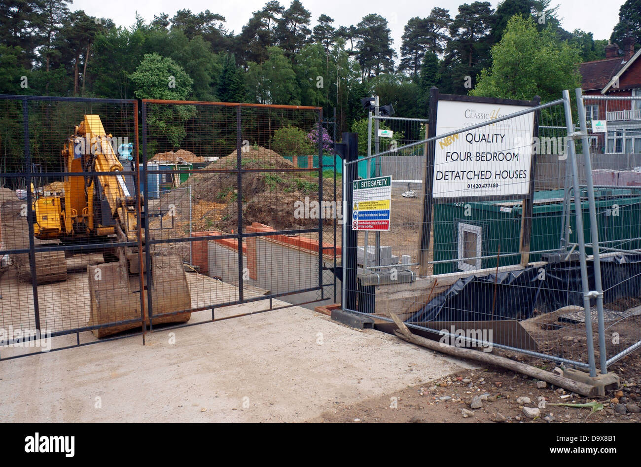 De nouvelles maisons individuelles en cours de construction le long de l'ancienne A3 à Hindhead, Surrey, UK Banque D'Images