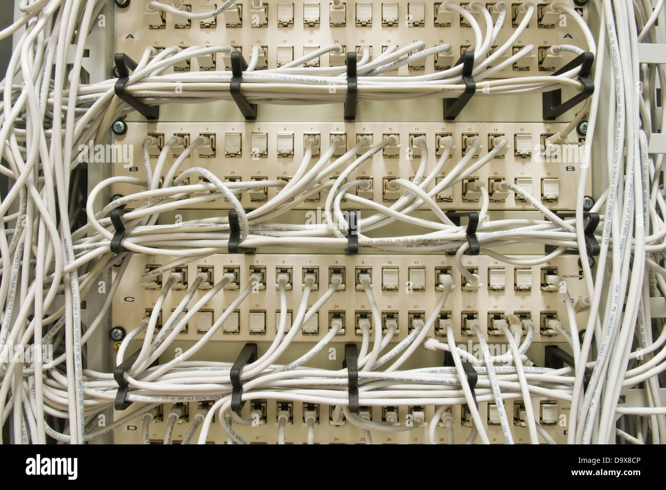 Les câbles ethernet sur un panneau de brassage Banque D'Images