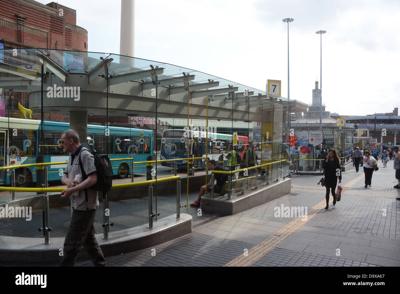 Personnes à la station de bus dans le centre de Liverpool Banque D'Images