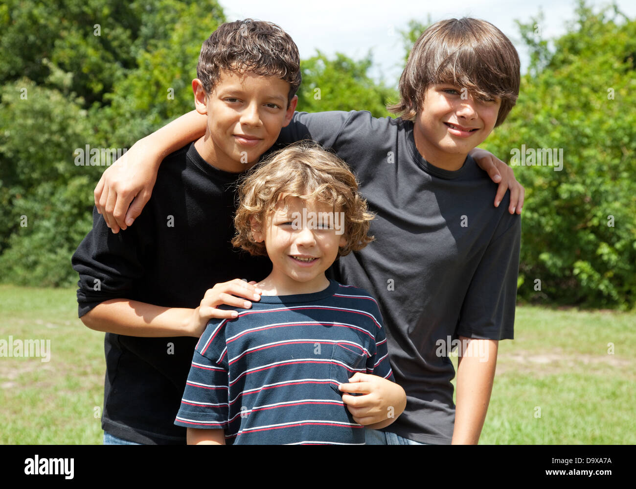 Trois adorables garçons, deux amis de l&amp;#39;adolescent et un petit frère en ...