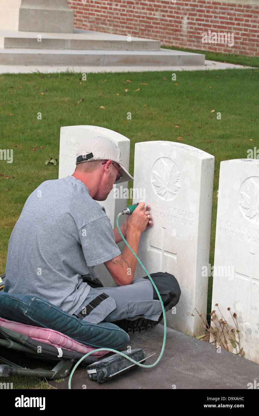 La réparation sur une pierre tombale gravure dans la CWGC Ovillers Military Cemetery, près de Albert, Somme, Picardie, France. Banque D'Images