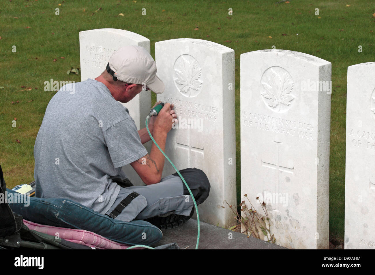 La réparation sur une pierre tombale gravure dans la CWGC Ovillers Military Cemetery, près de Albert, Somme, Picardie, France. Banque D'Images