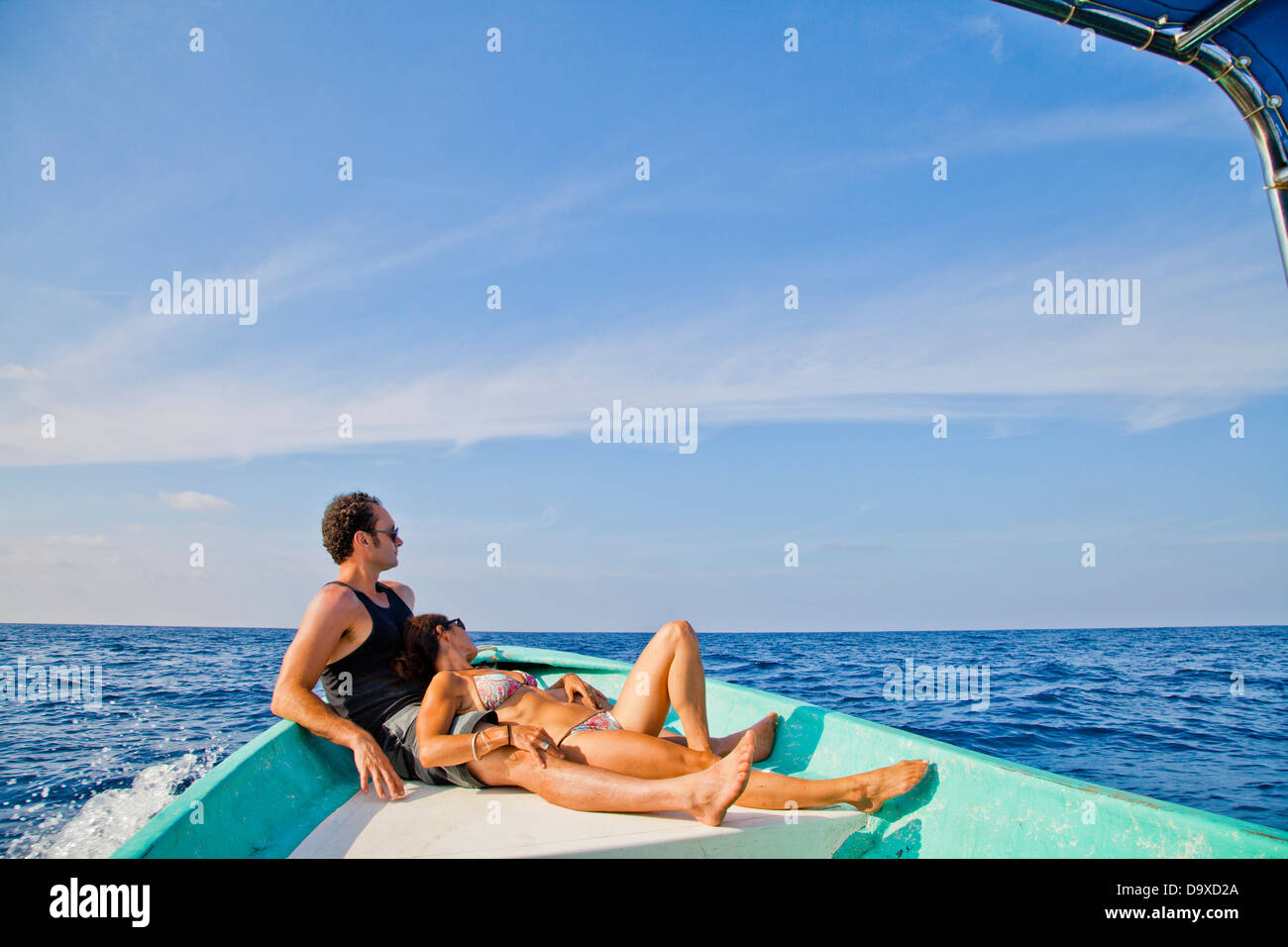 Man and Woman relaxing in bow de voile Banque D'Images