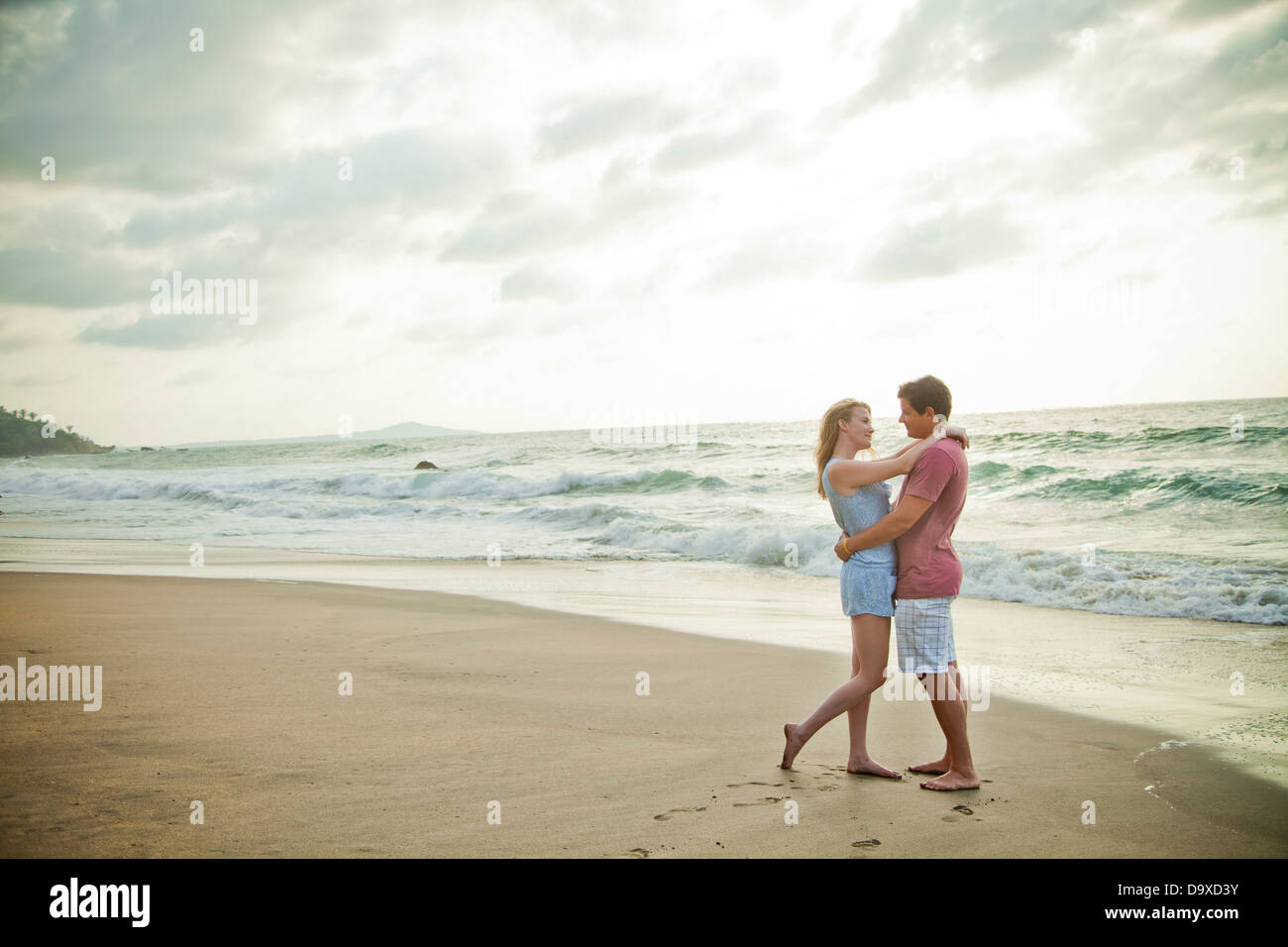 Couple on beach Banque D'Images