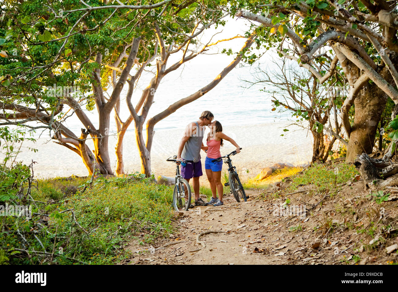 Couple riding bicycles sur chemin de la plage Banque D'Images Couple riding bicycles sur chemin de la plage Banque D'Images