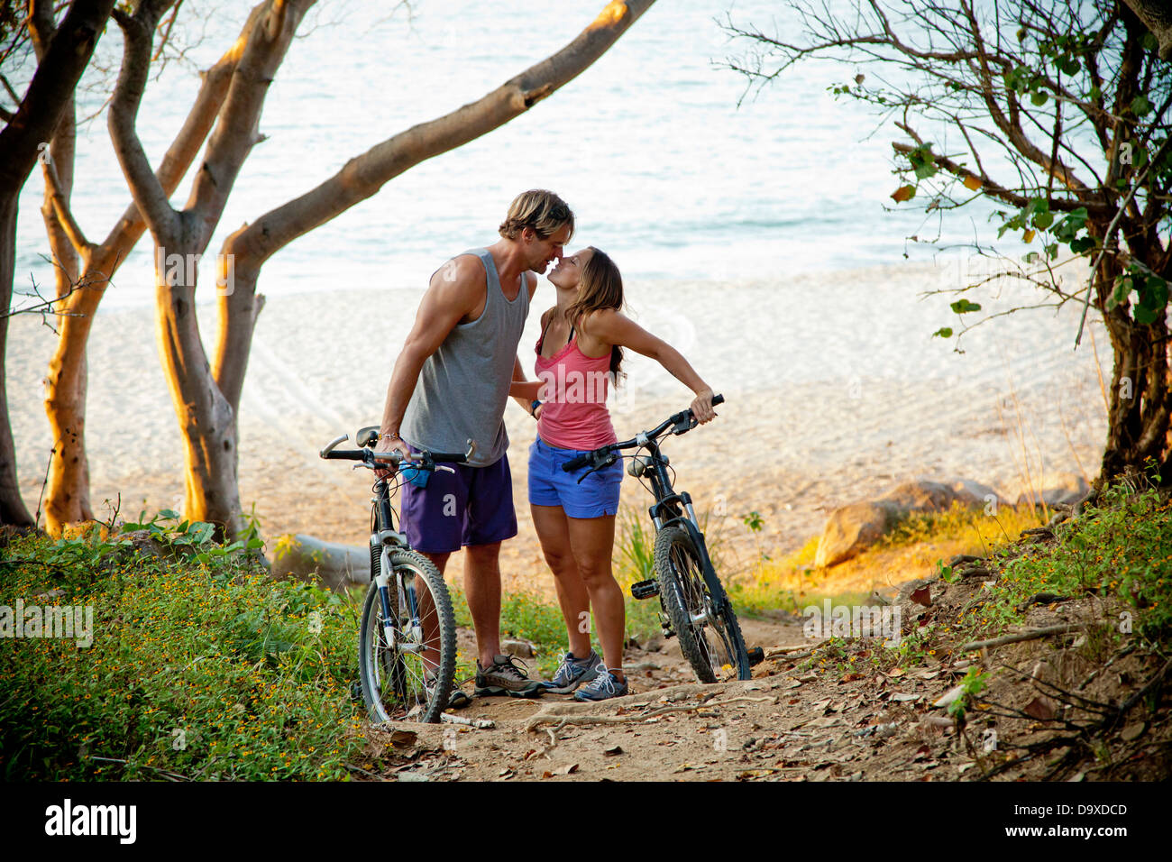 Couple riding bicycles sur chemin de la plage Banque D'Images Couple riding bicycles sur chemin de la plage Banque D'Images