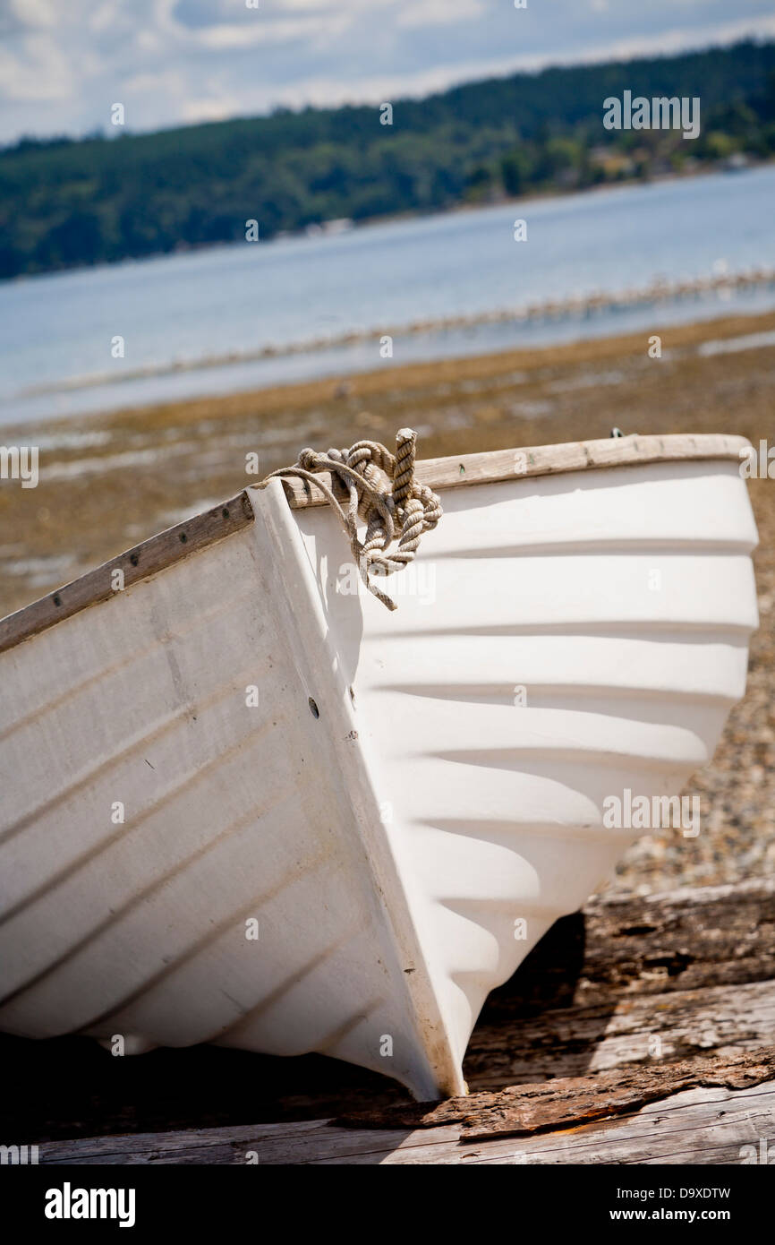 Barque en bois sur la plage Banque D'Images
