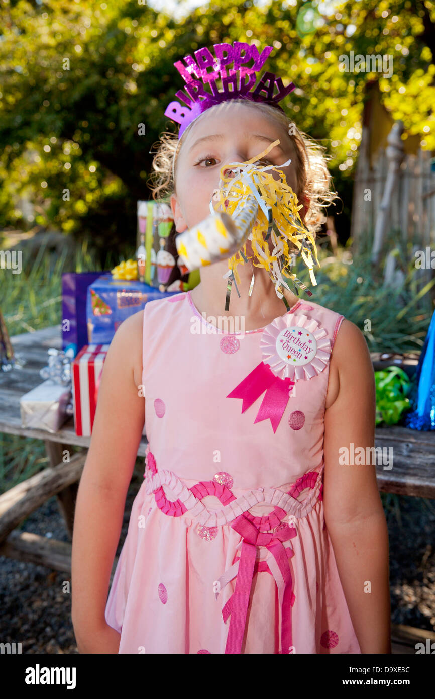 Jeune fille en costume de fête d'anniversaire Banque D'Images Jeune fille en costume de fête d'anniversaire Banque D'Images