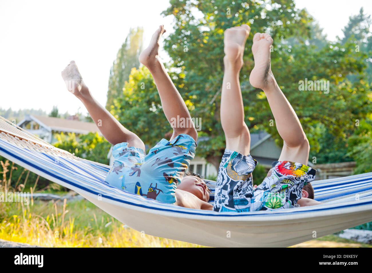 Enfants jouant dans un hamac sur la plage Banque D'Images