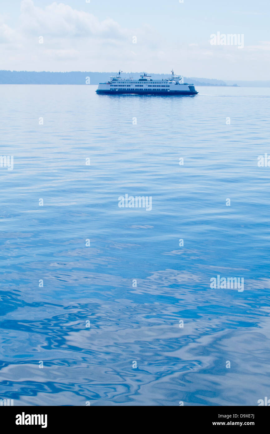 Traversier sur le Puget Sound à l'été Banque D'Images Traversier sur le Puget Sound à l'été Banque D'Images