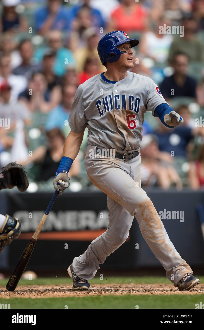 Milwaukee, Wisconsin, États-Unis. 27 Juin, 2013. 27 juin 2013 : Chicago Cubs champ centre Ryan Sweeney # 6 mouches à champ central au cours de la partie de baseball de ligue majeure entre les Milwaukee Brewers et les Cubs de Chicago au Miller Park de Milwaukee, WI. Les Cubs a gagné, 7-2. John Fisher/CSM. Credit : csm/Alamy Live News Banque D'Images