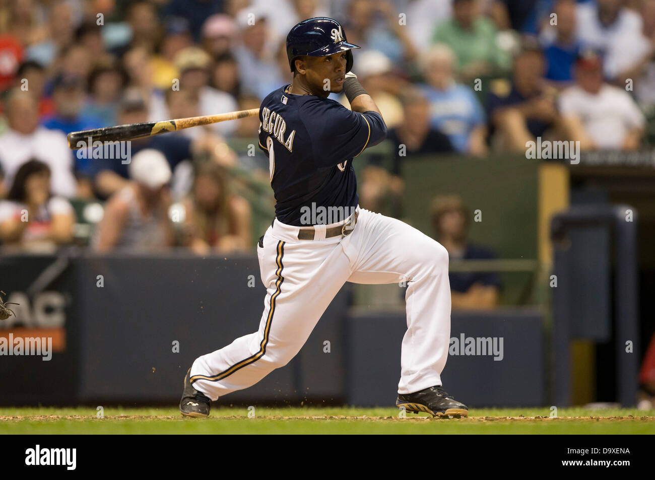 Milwaukee, Wisconsin, États-Unis. 27 Juin, 2013. 27 juin 2013 : l'arrêt-court des Milwaukee Brewers Jean Segura # 9 gem en action pendant le match de la Ligue Majeure de Baseball entre les Milwaukee Brewers et les Cubs de Chicago au Miller Park de Milwaukee, WI. Les Cubs a gagné, 7-2. John Fisher/CSM. Credit : csm/Alamy Live News Banque D'Images