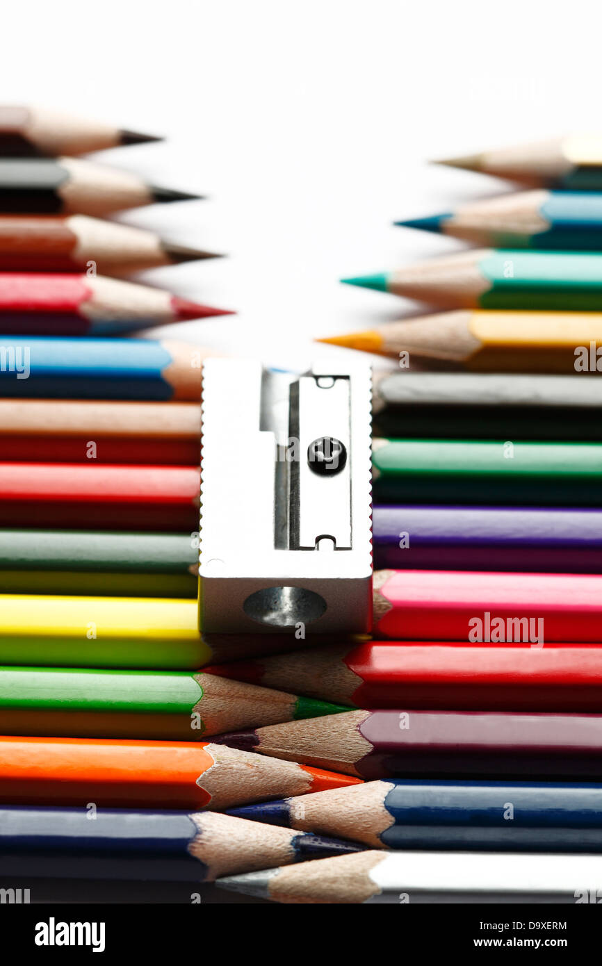 Rangée de crayons de couleur en perspective avec en haut de l'affûteur Banque D'Images