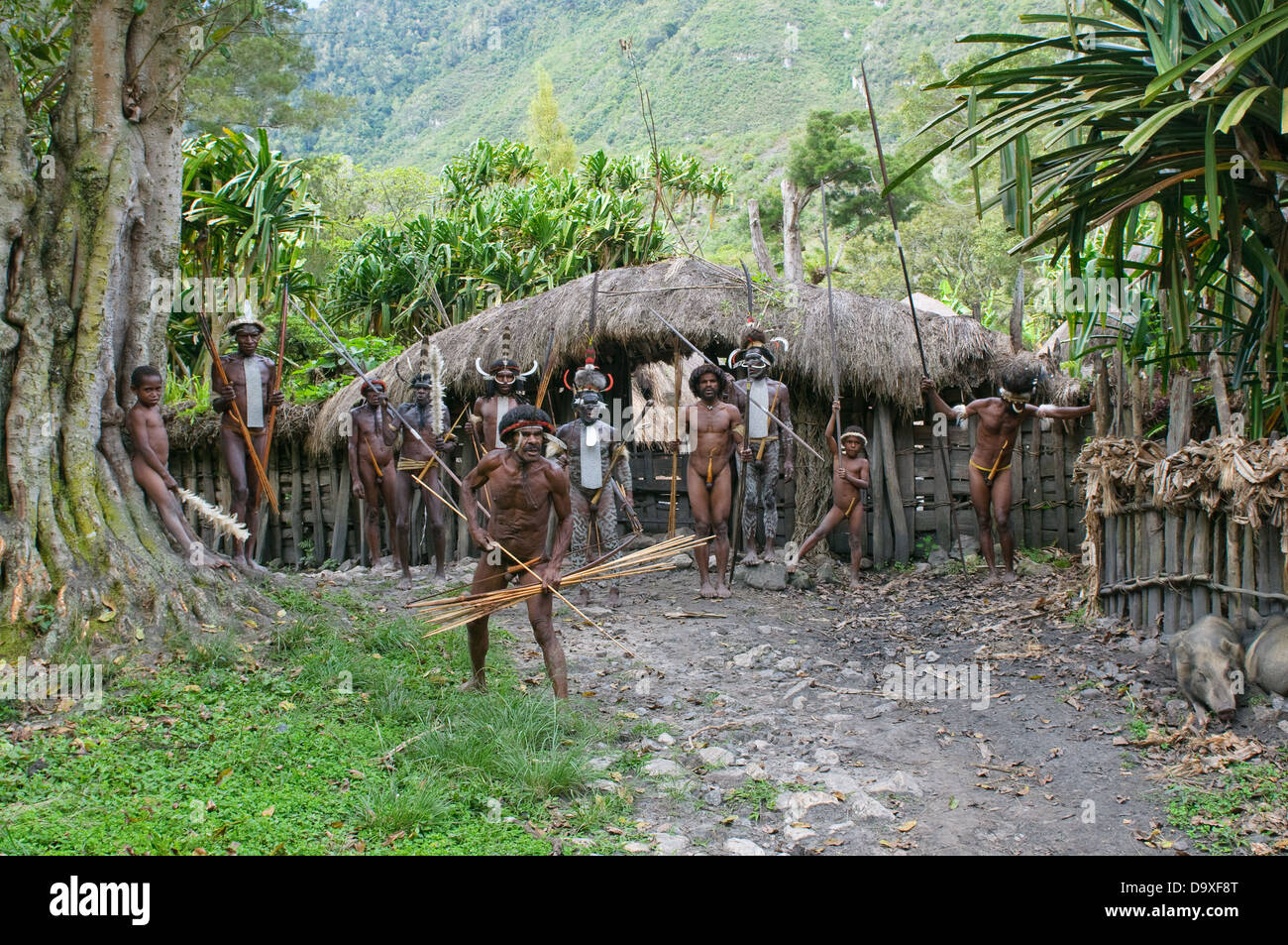 Peuple papou dans le village traditionnel sur Novembre 14, 2008 près de Wamena, Papouasie, Indonésie. Banque D'Images