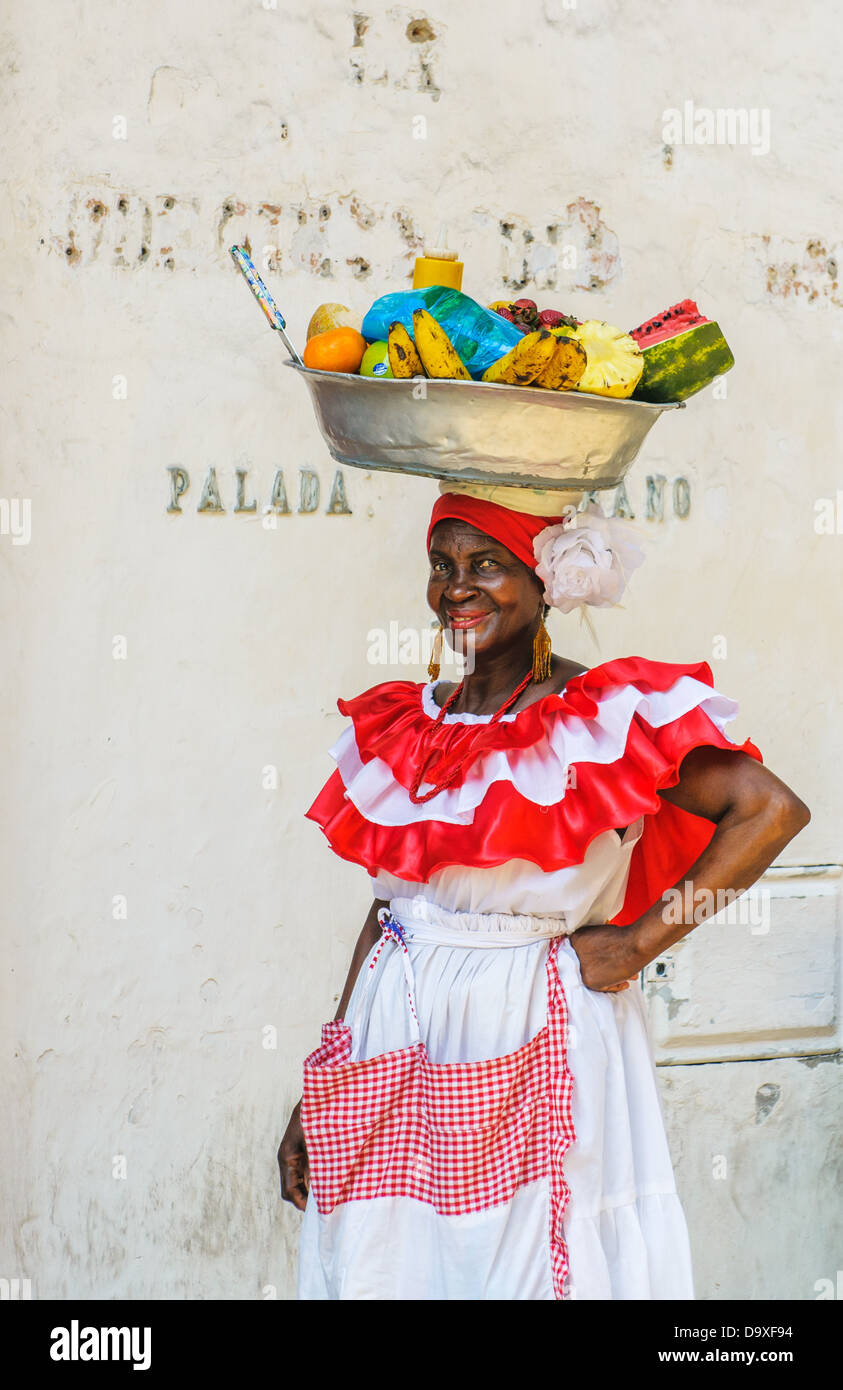 Femme Palenquera vend des fruits à Plaza Santo Domingo, 02 décembre 2009 à Carthagène, Colombie Banque D'Images