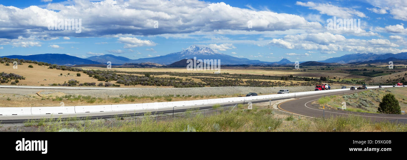 Le mont Shasta valley panorama en été, au nord de la Californie. Banque D'Images