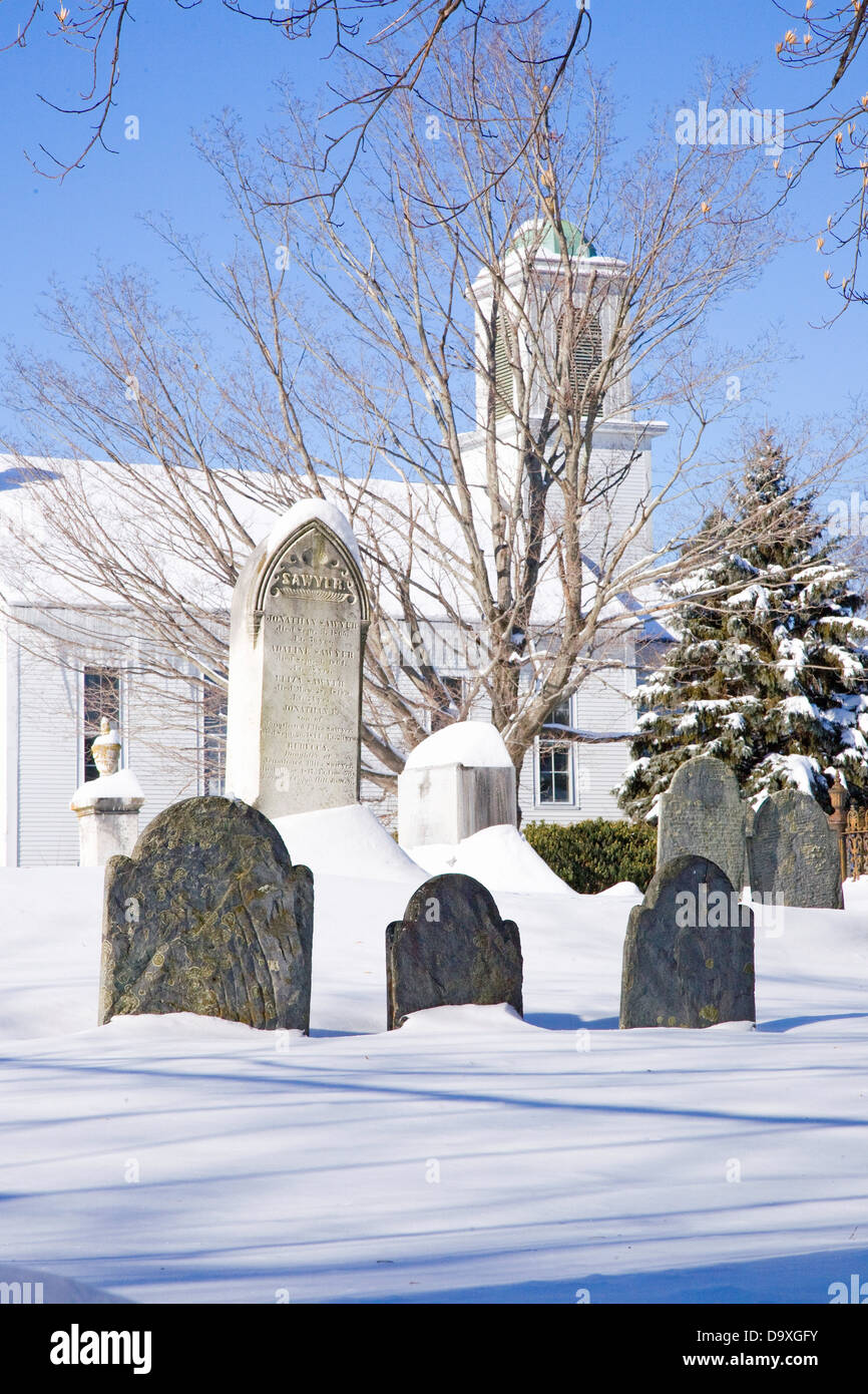 Ancien cimetière et église dans la neige, la ville de Harvard, MA., New England, USA Banque D'Images