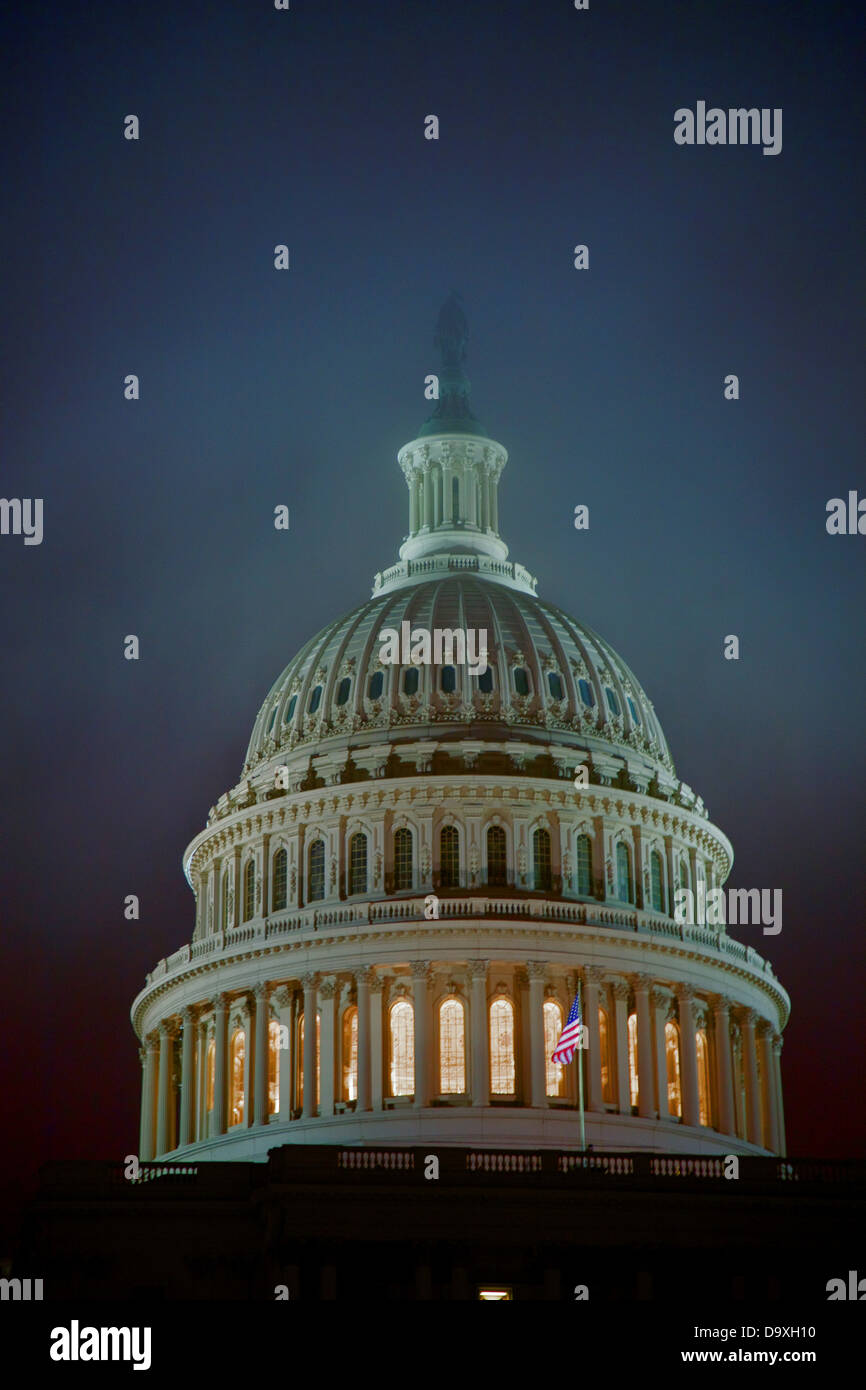 Capitole de nuit dans le brouillard, Washington D.C., États-Unis Banque D'Images