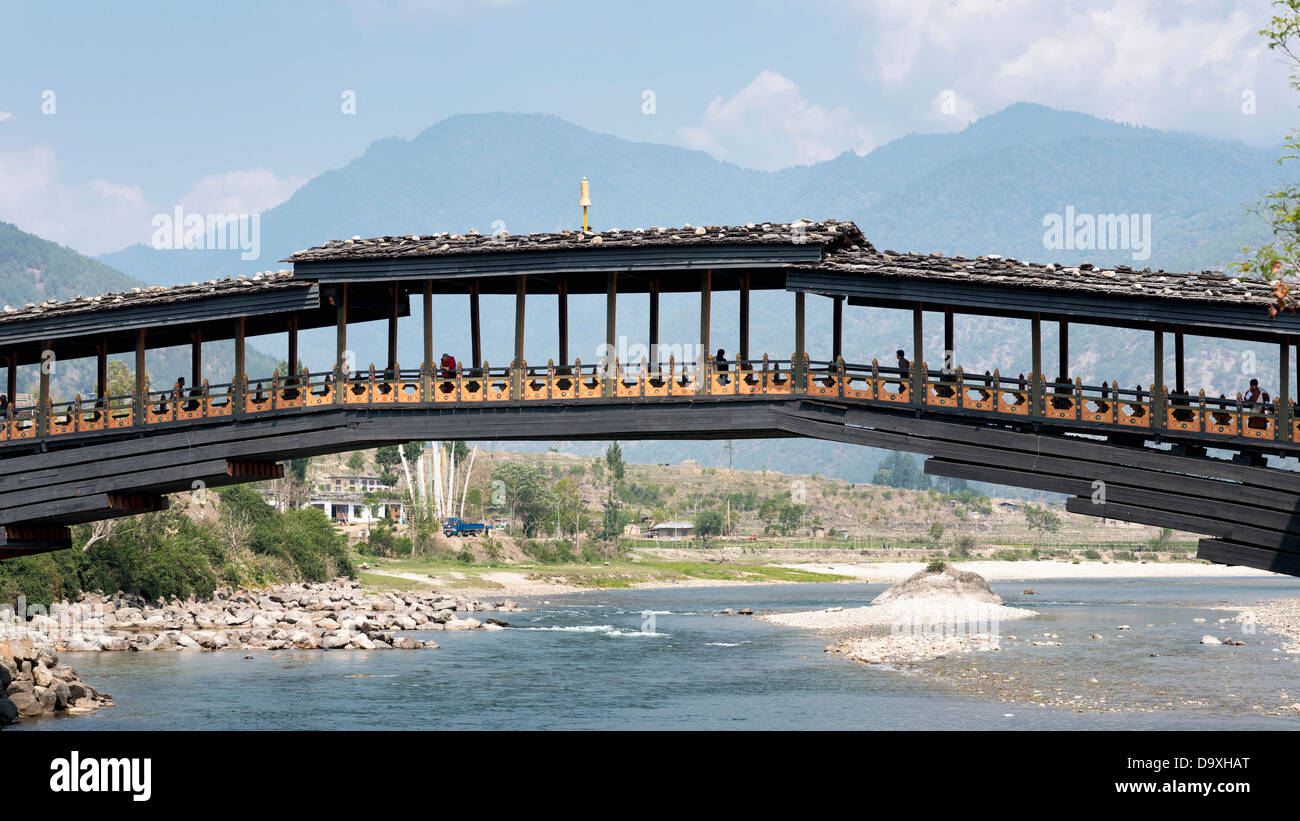 Le Bhoutan, View of bridge à Punakha Dzong Banque D'Images