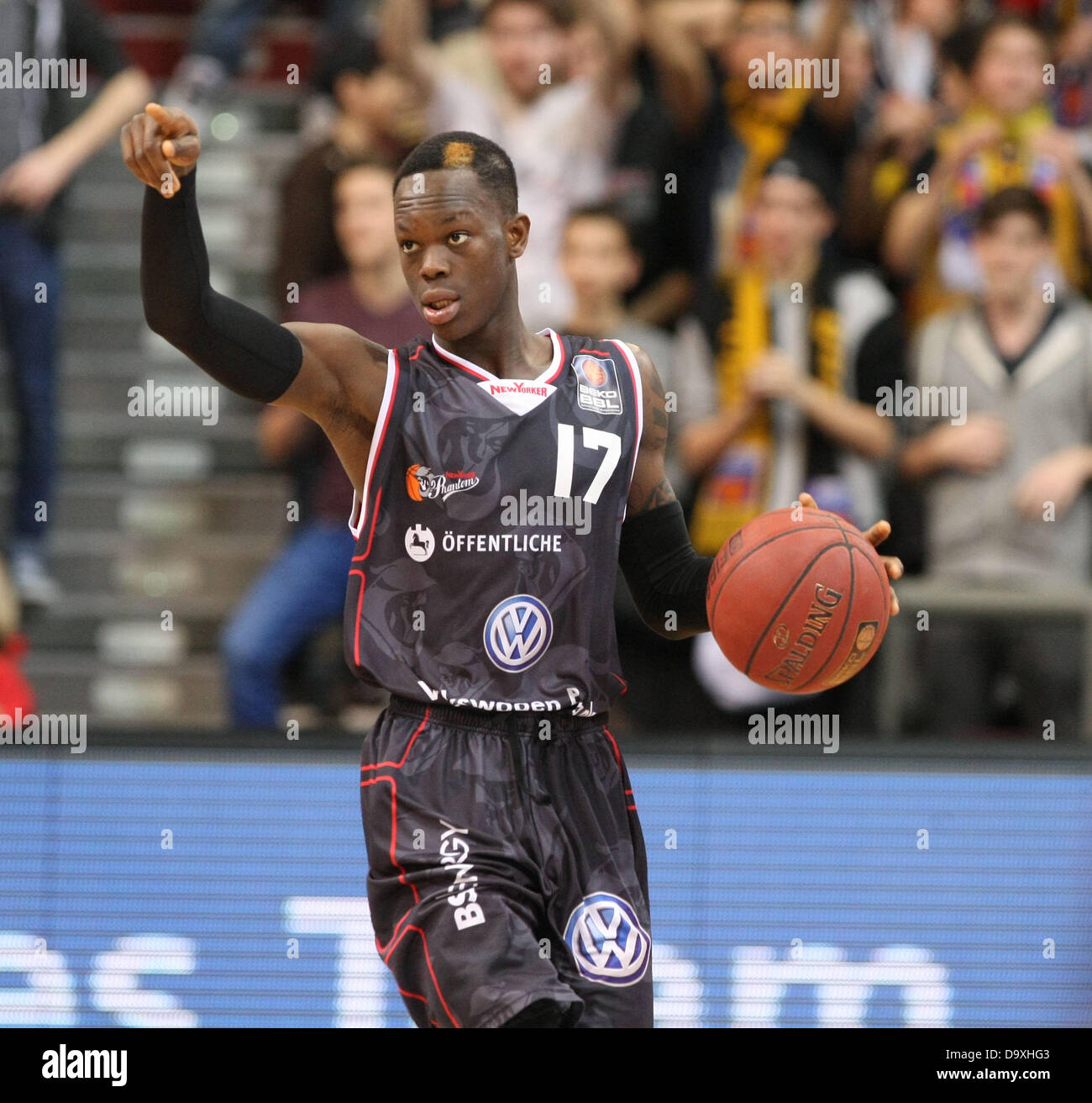 File photo montre l'Allemand Dennis Schroeder en action pour son club à Braunschweig. Schroeder jouera pour le club NBA Atlanta Hawks après avoir été rédigé à l'été 2013. Banque D'Images