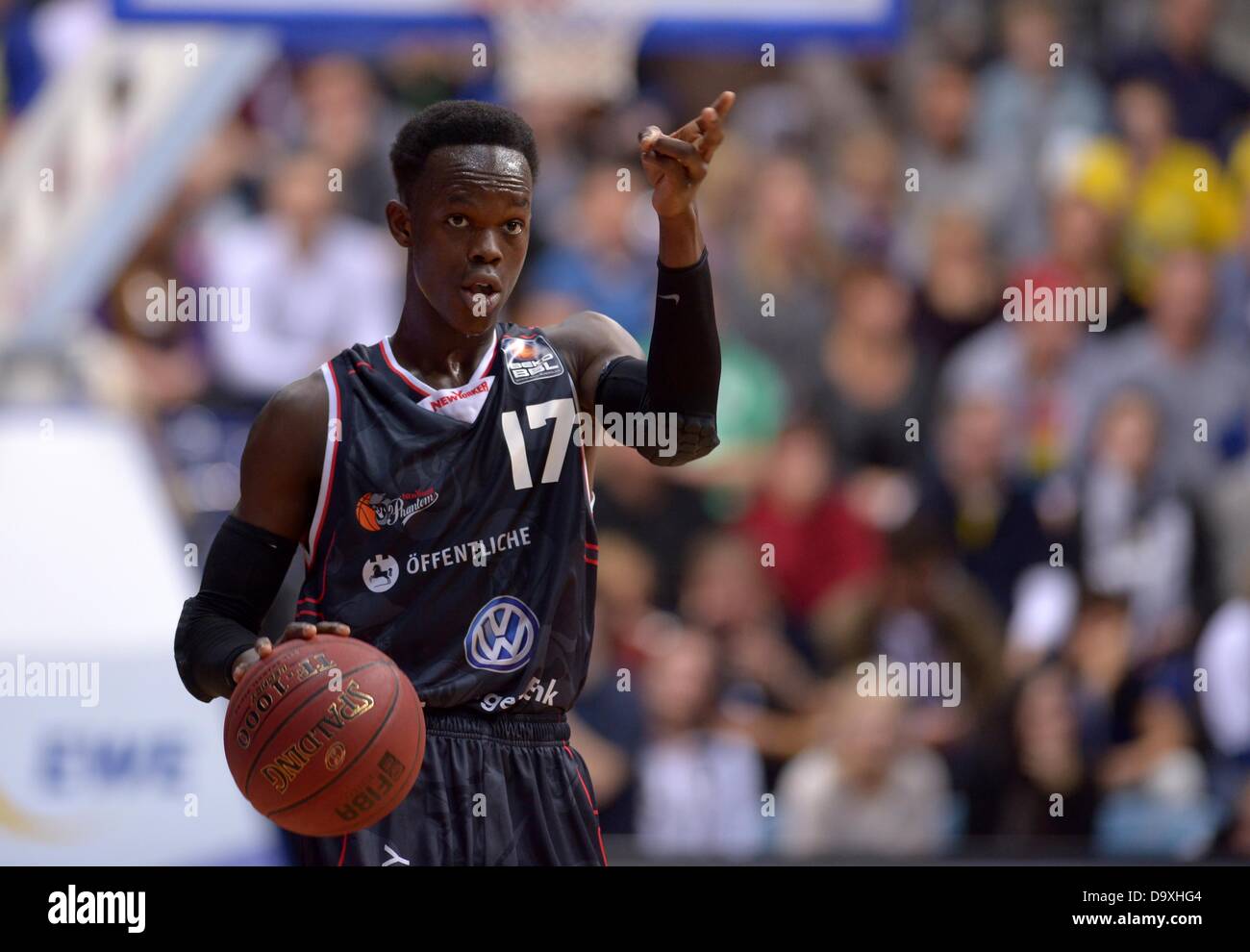File photo montre l'Allemand Dennis Schroeder en action pour son club à Braunschweig. Schroeder jouera pour le club NBA Atlanta Hawks après avoir été rédigé à l'été 2013. Banque D'Images