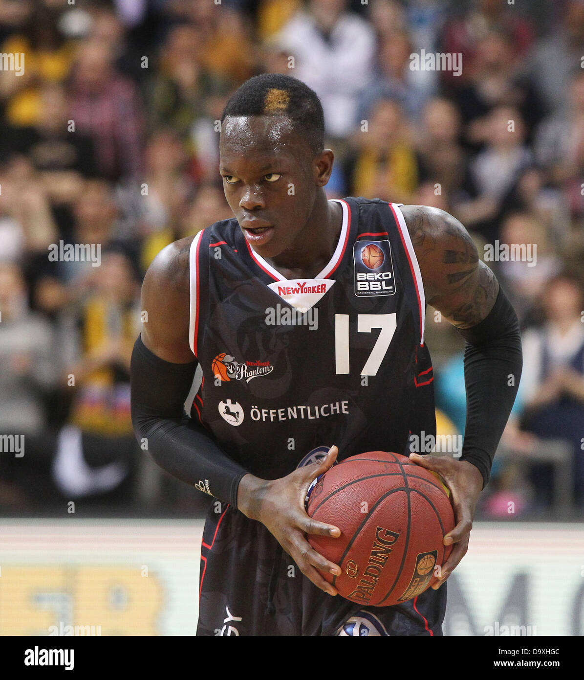 File photo montre l'Allemand Dennis Schroeder en action pour son club à Braunschweig. Schroeder jouera pour le club NBA Atlanta Hawks après avoir été rédigé à l'été 2013. Banque D'Images