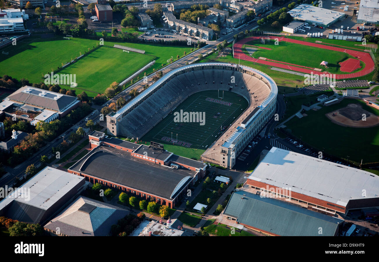 Vue aérienne de Soldiers Field, domicile des Crimson de Harvard, Cambridge, Harvard, Boston, MA Banque D'Images