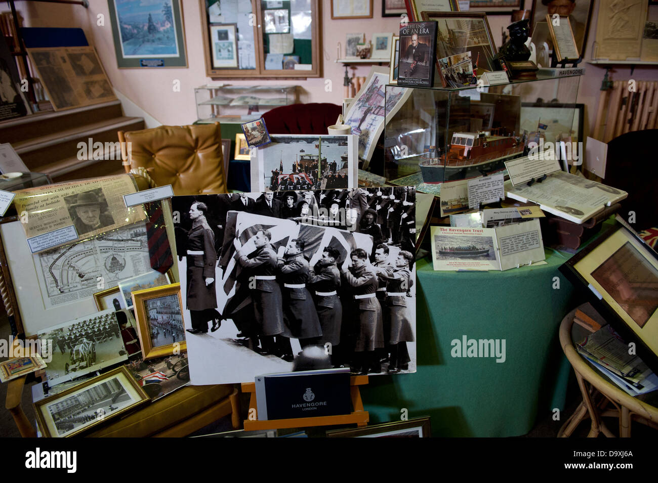 Collection de souvenirs de Churchill sous la menace à Bletchley Park, Milton Keynes, Buckinghamshire, Angleterre, accueil d'énigme. Banque D'Images