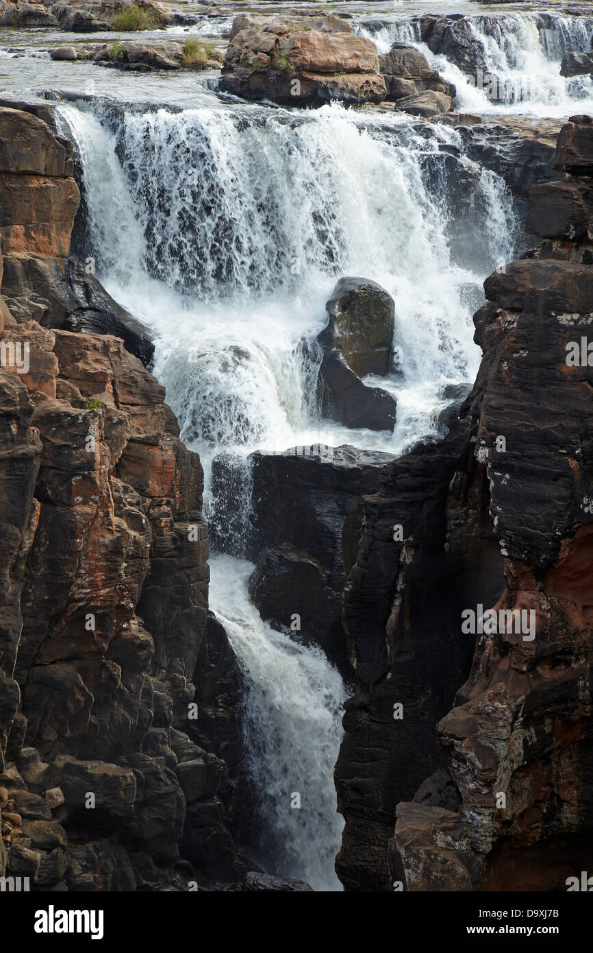 Cascade sur la rivière Treur à Bourke's Luck potholes, Blyde River Canyon Nature Reserve, près de Graskop, la province de Mpumalanga, Afric Banque D'Images