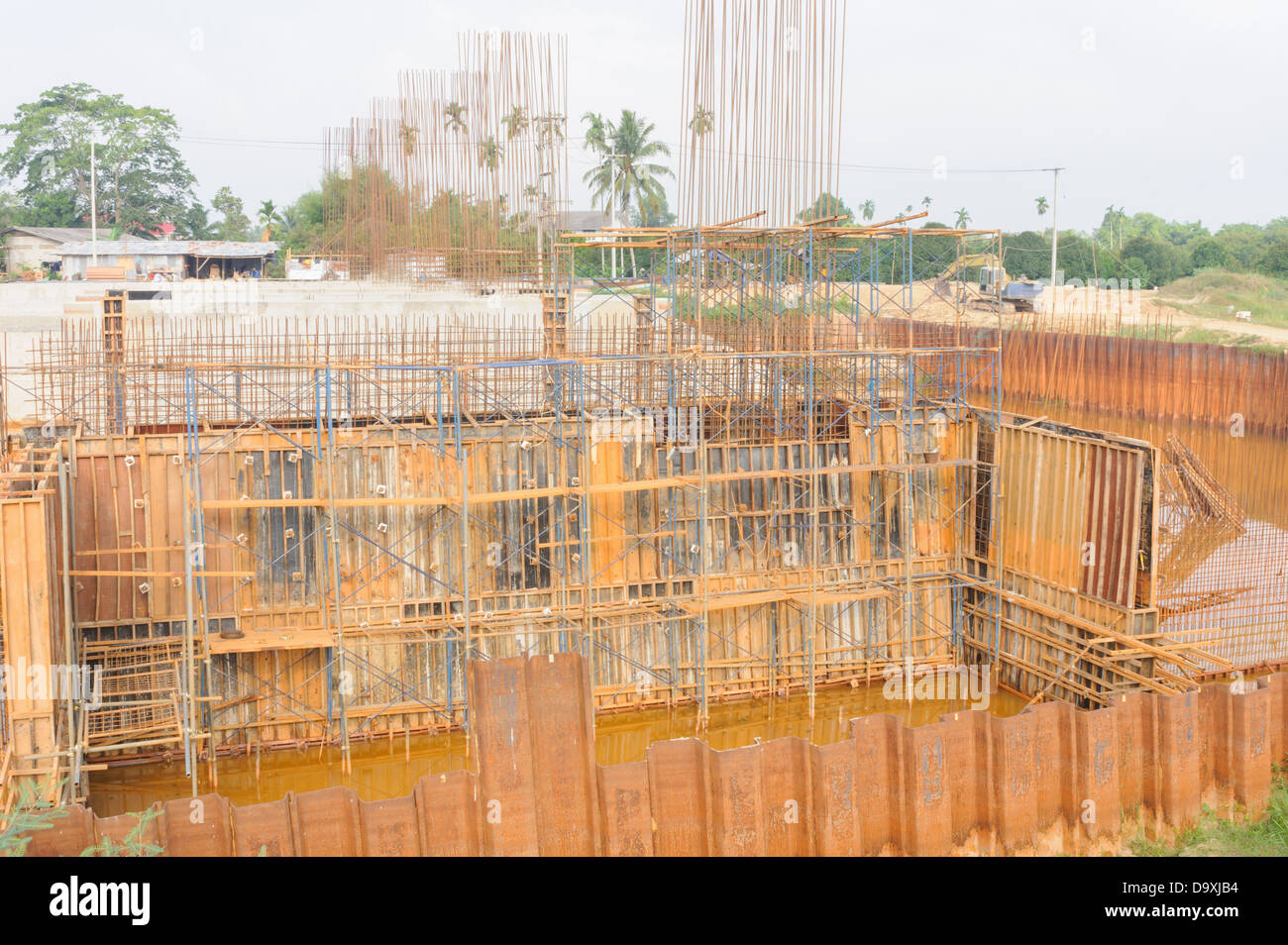Fromwork Dans le contexte de la construction du barrage en béton sur le site. Banque D'Images
