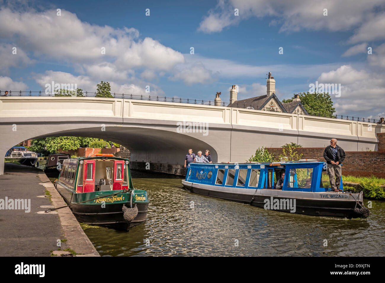 London Bridge transportant l'A49 la route sur le canal de Bridgewater et son narrowboats à Stockton Heath. Banque D'Images