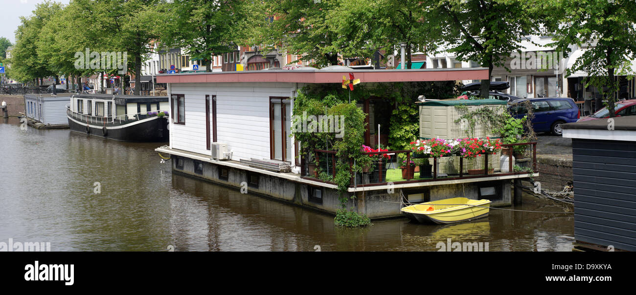 Péniche flottant dans un canal à Groningue, Pays-Bas Banque D'Images