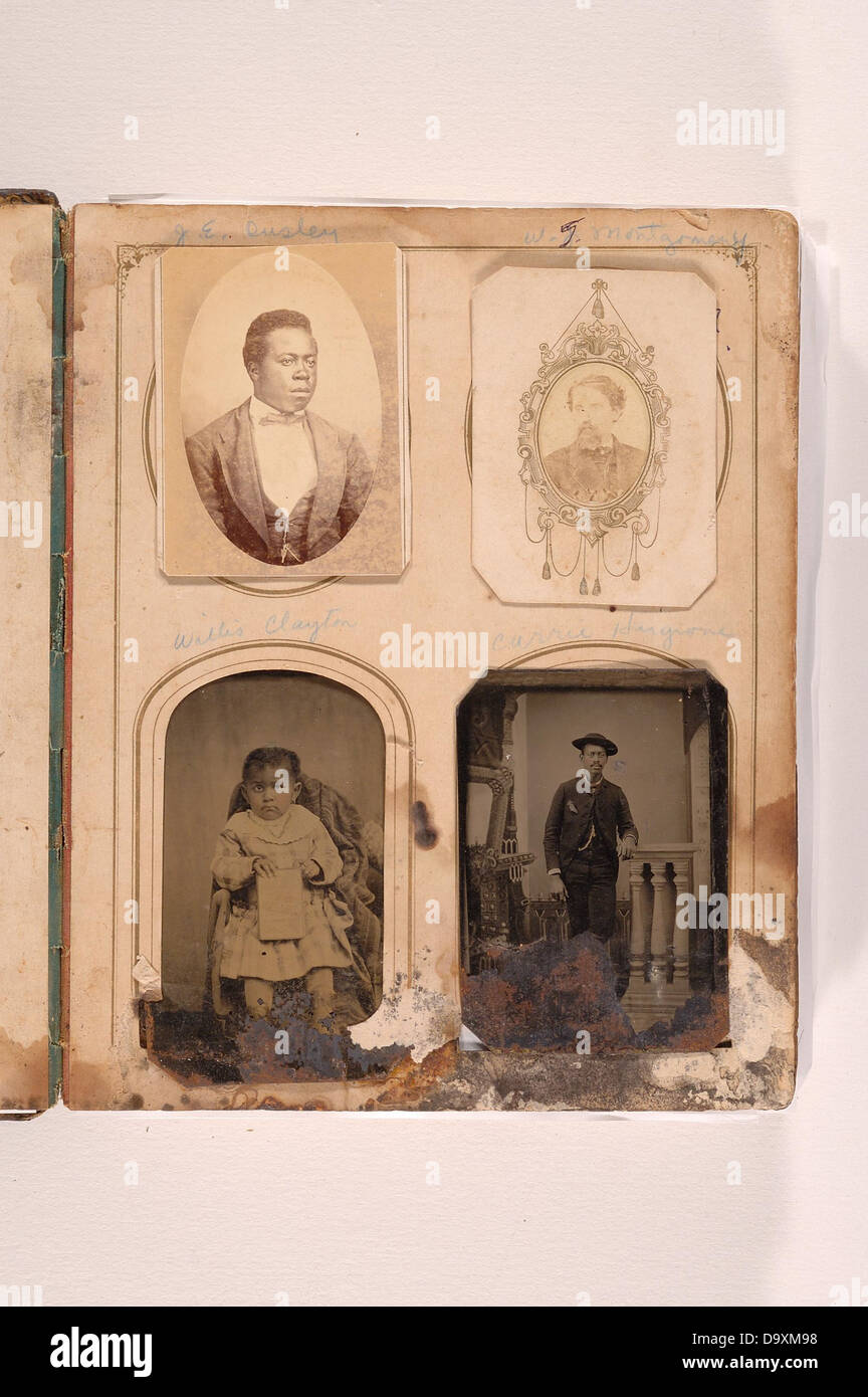 Cet album présente des images de la collection Crowe, mettant en évidence divers aspects de l'histoire tels que vus à travers la photographie de Milburn J. Crowe. Il fait partie d'une archive documentant les moments importants et les personnes. Banque D'Images Cet album présente des images de la collection Crowe, mettant en évidence divers aspects de l'histoire tels que vus à travers la photographie de Milburn J. Crowe. Il fait partie d'une archive documentant les moments importants et les personnes. Banque D'Images