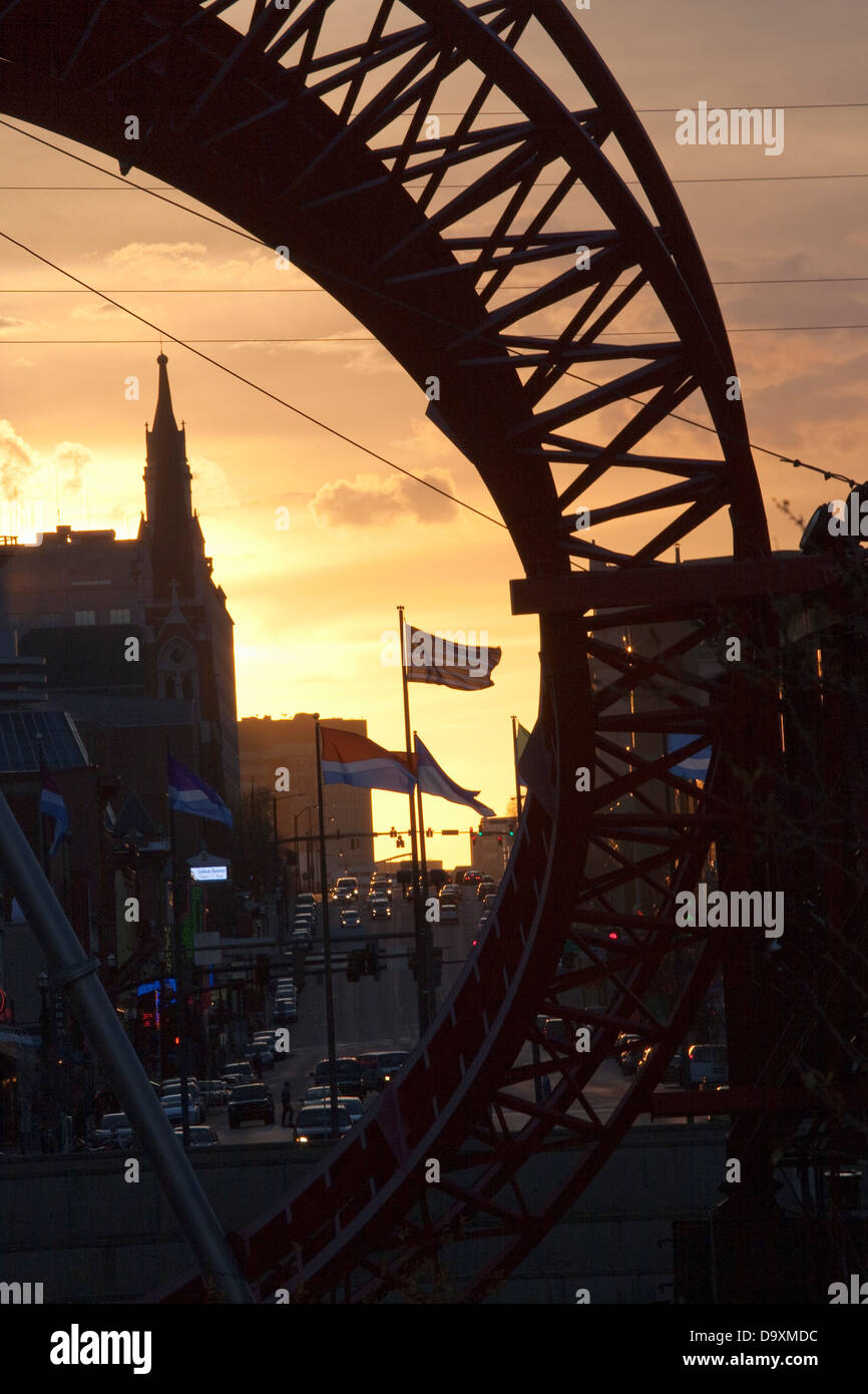 Silhouette au coucher du Soleil vue du skyline Nashville Tennessee et US Flag Banque D'Images