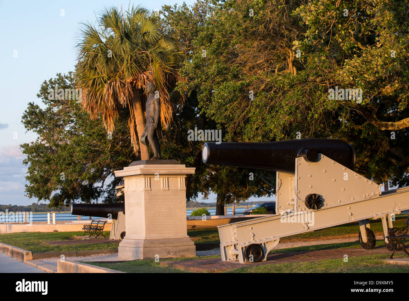 Statue de héros de guerre révolutionnaire William Moultrie et un canon columbiad confédérée à White Point jardins le long de la batterie en Banque D'Images