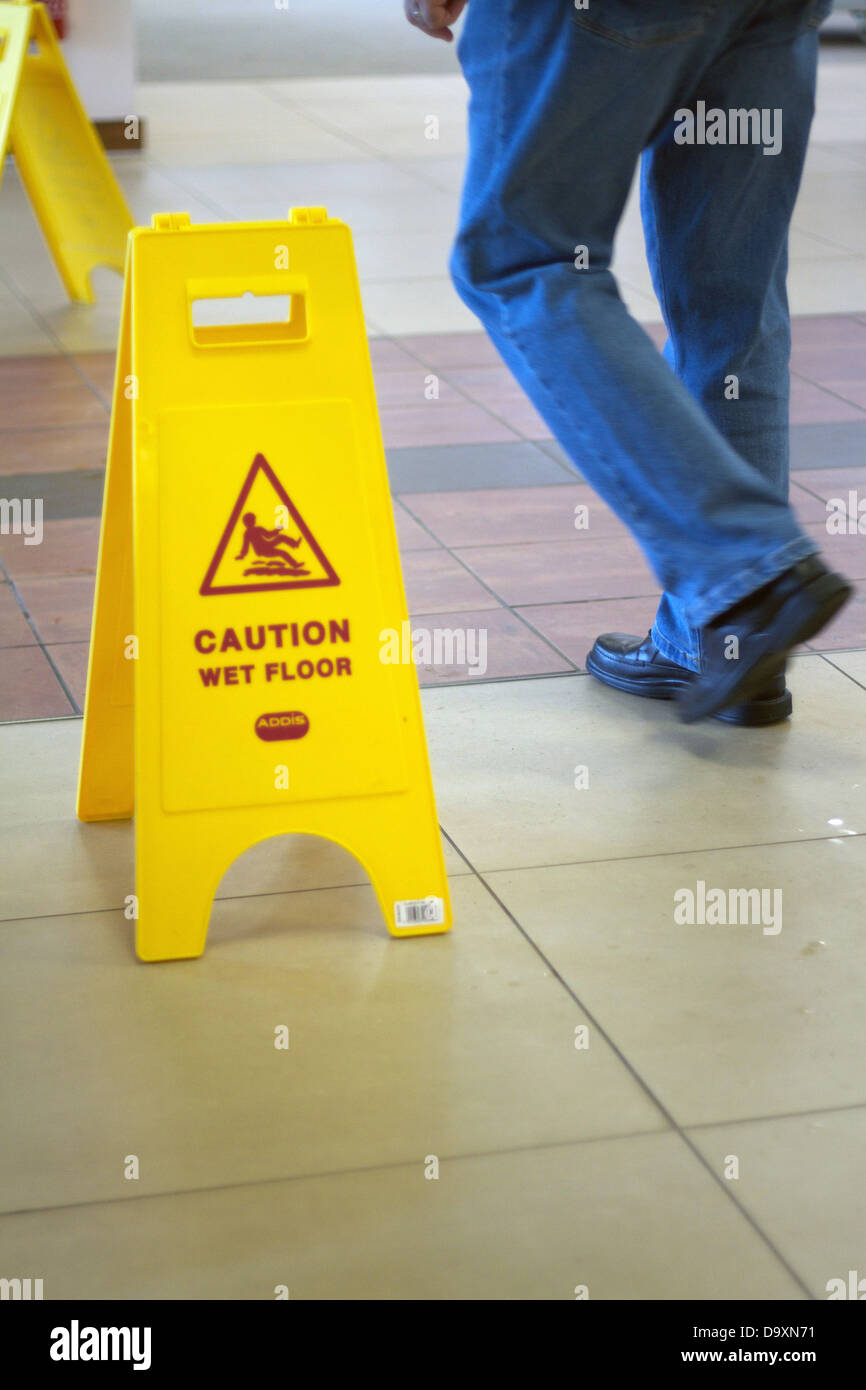 Attention les panneaux de plancher mouillé dans un bâtiment public Banque D'Images