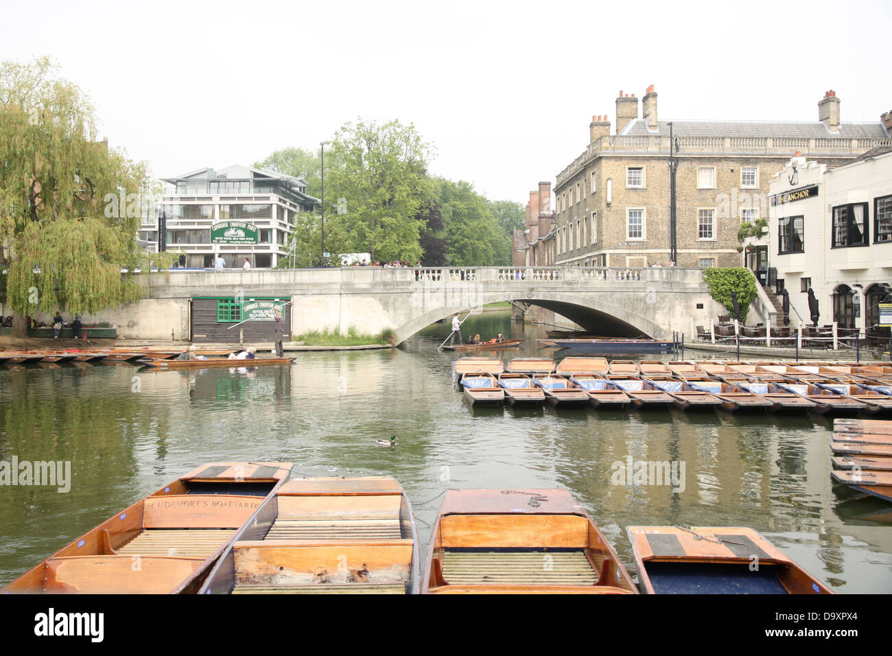 Scudamore & Company, la barque de l'Anchor Pub et le pont de la rue d'argent à Cambridge. Banque D'Images