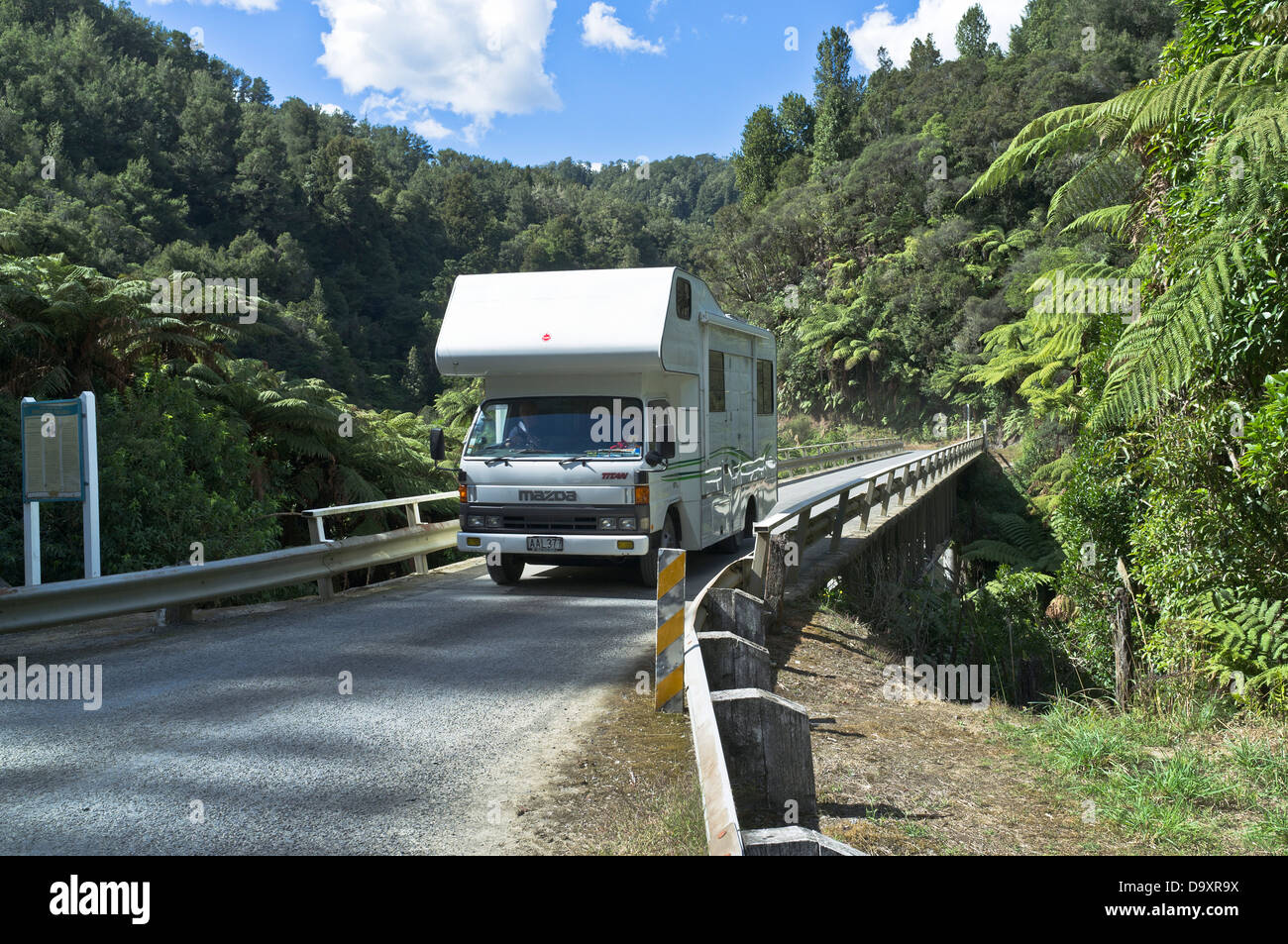 dh Forgotten World Highway OHURA ROAD NEW ZEALAND Motorhome camping Van sur le pont de la gorge de Tangarakau mobile home campervan nord île Banque D'Images