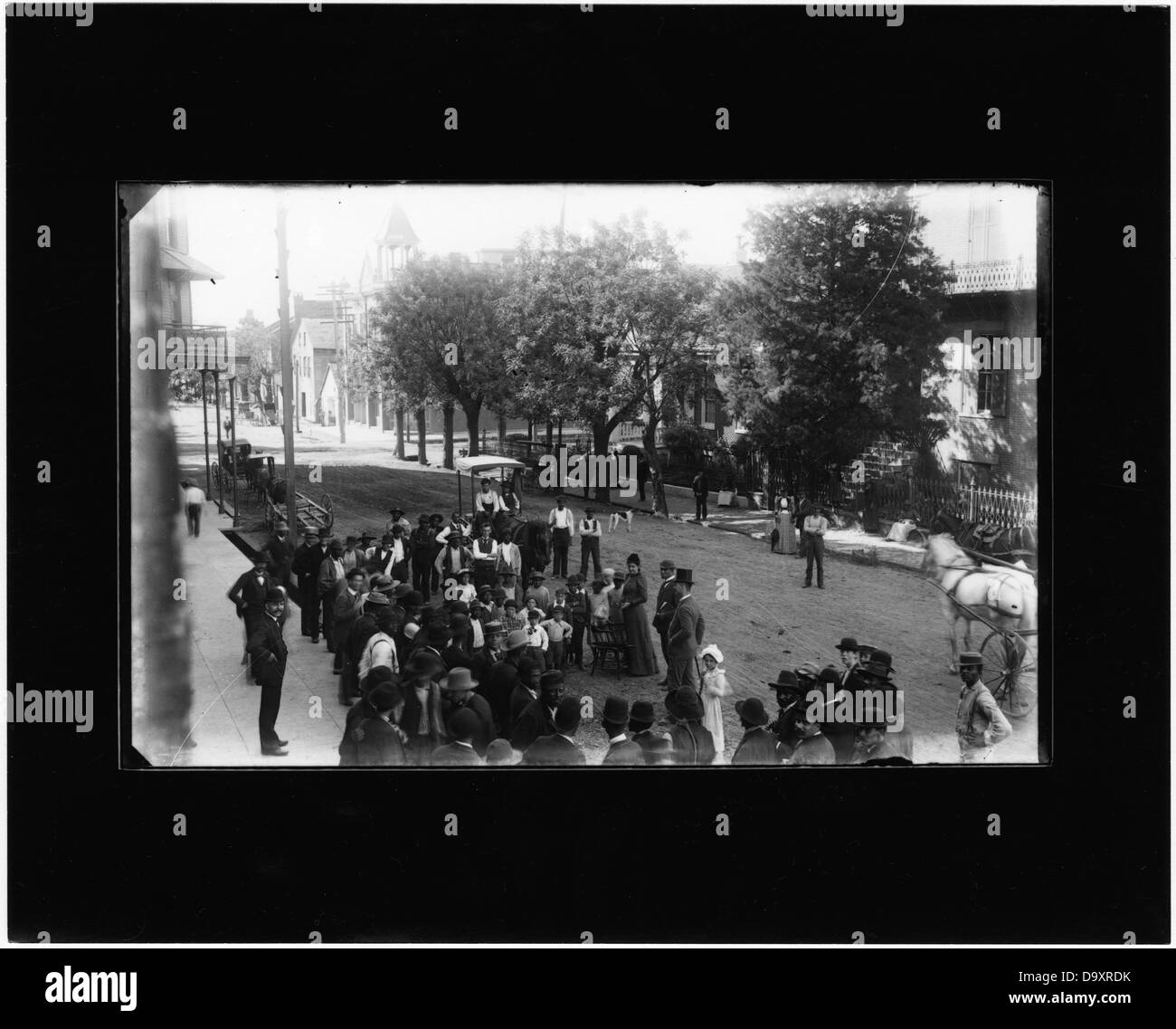 Cette vue aérienne du bâtiment Gaudet, situé sur la droite, et de la maison Jacobs, maintenant connue sous le nom de Club Elks, offre une perspective unique de la région. La photographie illustre le développement et l'aménagement urbain au milieu du XXe siècle. Banque D'Images